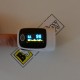 Prstový pulsní oxymetr s barevným otočným OLED displejem